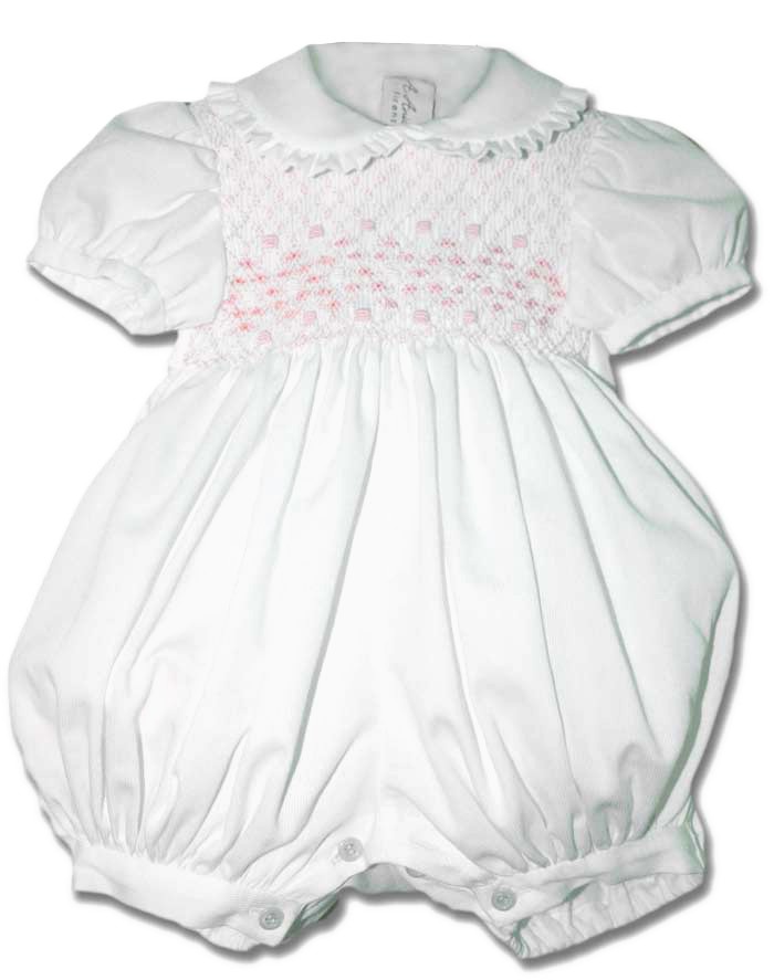 Utilizzo di cookie ARMANI SET NEONATO T-SHIRT+SHORTS TRIBALE MARINO. Descrizione: dolce set con t-shirt bianca e pantaloninci blu, realizzata da Armani per neonato. Un set leggero e comodo, da mettere tutti i giorni, perfetto per l'estate e la primavera. Entrambi i capi presentano una stampa con creature marine disegnate in stile tribale e con il marchio del brand.