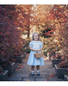 Maria Blue abito smock in velluto azzurro nel giardino Maria Blue abito smock in velluto azzurro nel giardino