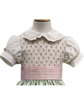 Dettaglio del ricamo a punto smock fatto a mano su seta Anichini Firenze.